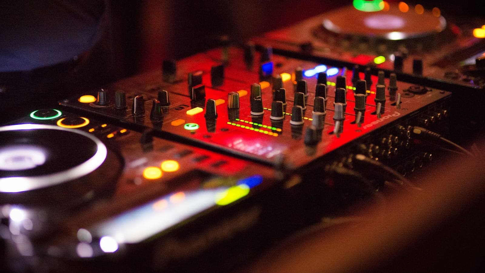AlphaTheta räumt eine Sicherheitslücke in PRO DJ LINK ein, und seine Patch-Liste lässt die ältesten Booths außen vor