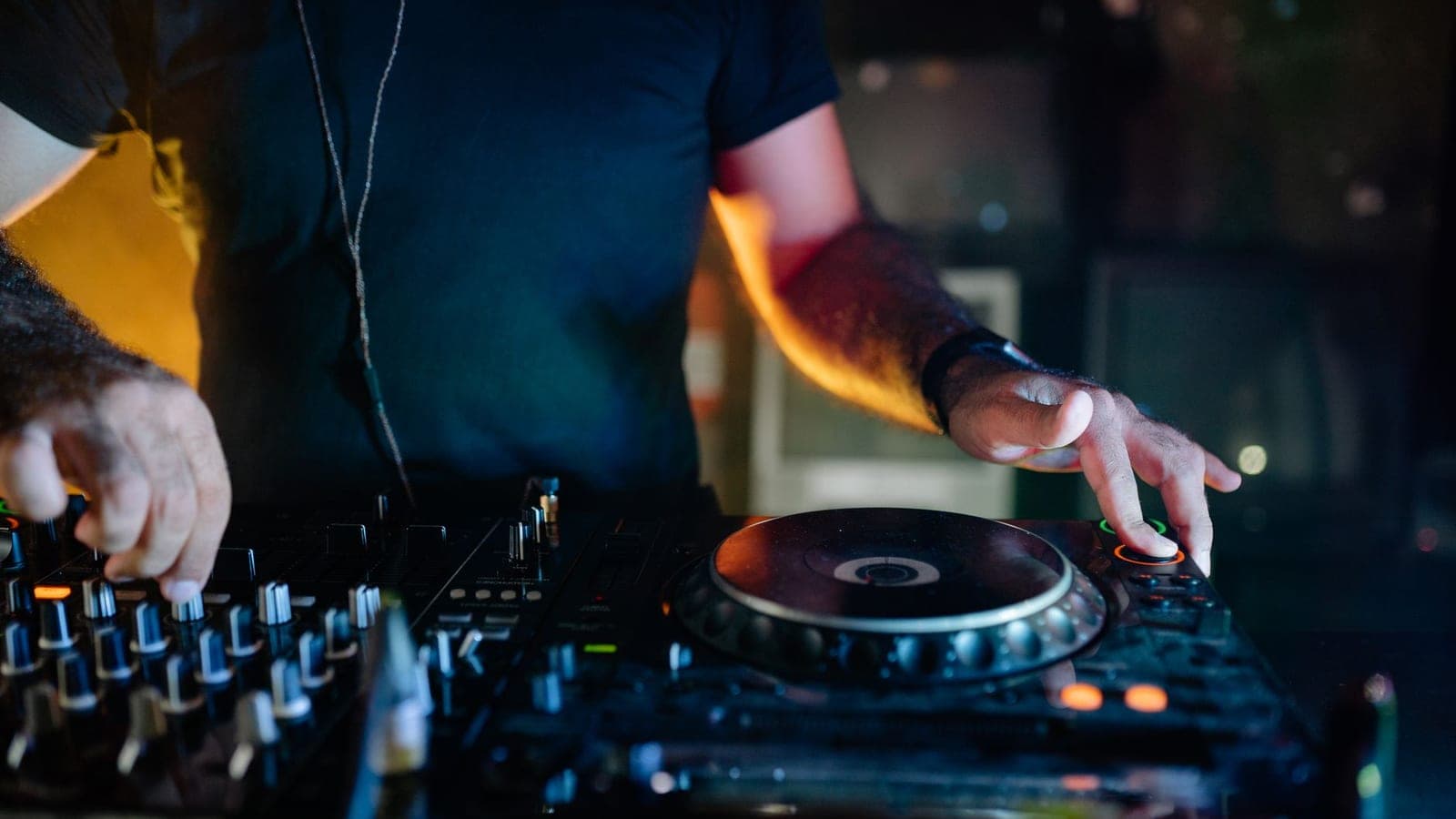 Native Instruments wurde in Teilen verkauft: Was das für den Club bedeutet, der eine Booth über zehn Jahre abschreibt