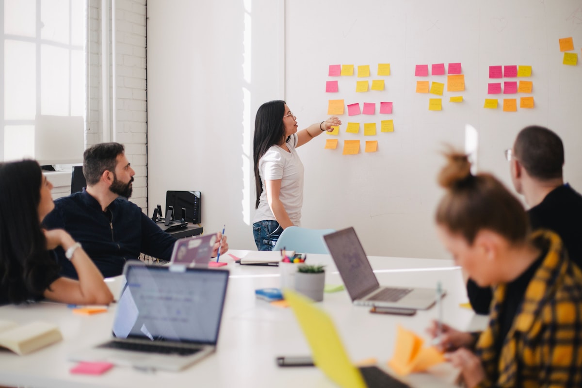 Team eines Eventveranstalters bei der Planung der Kommunikationsstrategie und des Verkaufsstarts