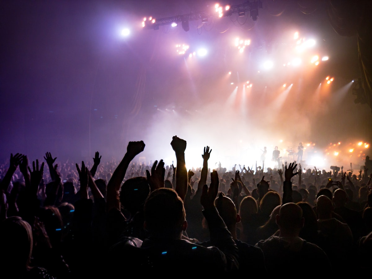 Eventveranstalter, der mit seinem Team hinter den Kulissen ein Live-Konzert managt
